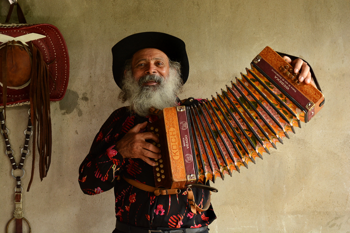 Galvão do Juazeiro, com sua sanfona de oito baixos, para a pesquisa sobre as Matrizes Tradicionais do Forró