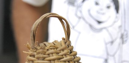 Etapas da confecção de um berimbau (caxixi)