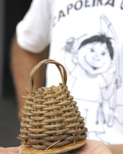 Etapas da confecção de um berimbau (caxixi)