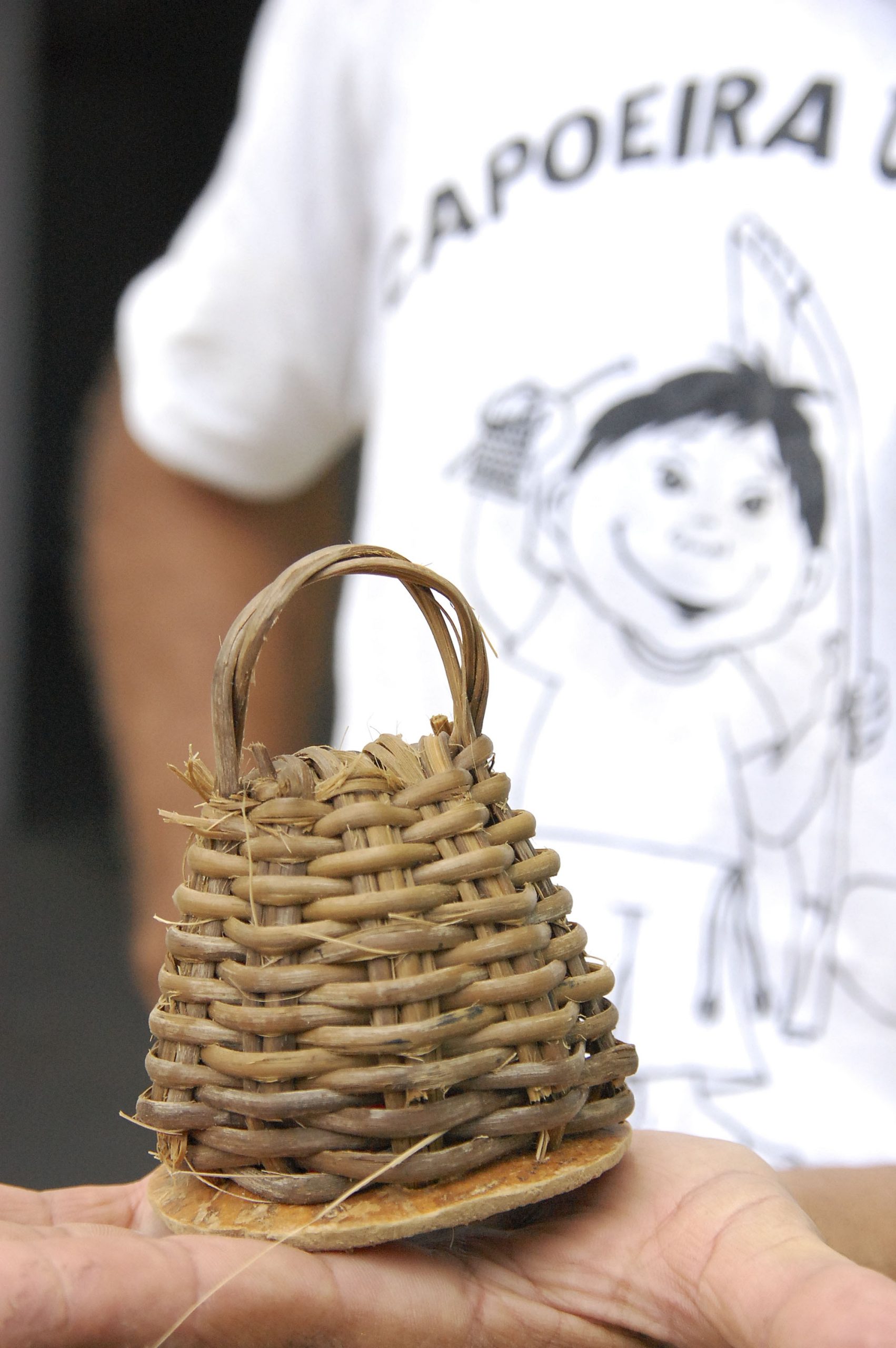 Etapas da confecção de um berimbau (caxixi)