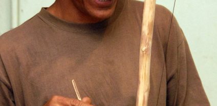 Mestre Corisco tocando o berimbau feito pelo artesão - Zé Doido