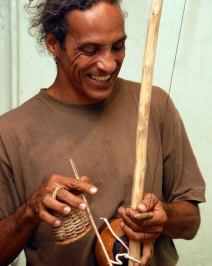 Mestre Corisco tocando o berimbau feito pelo artesão - Zé Doido