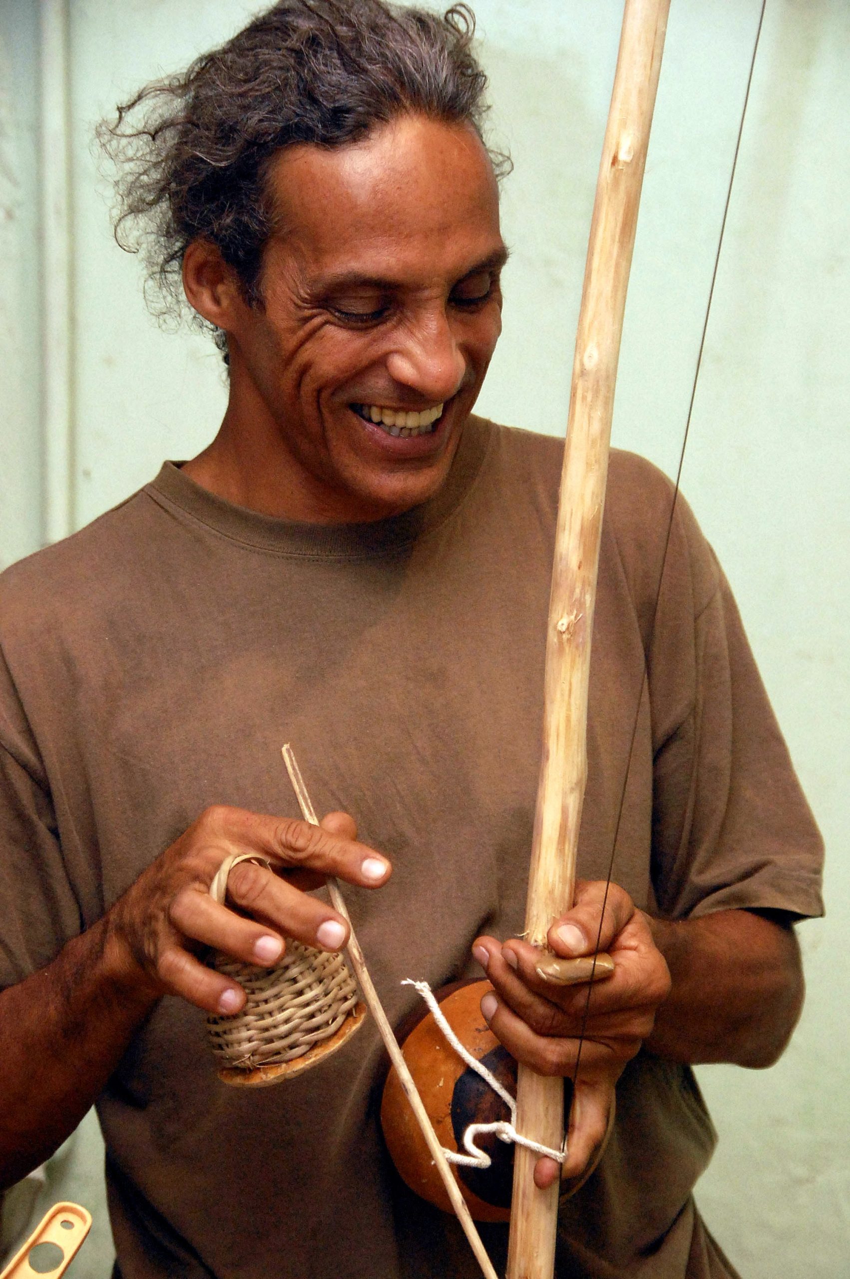 Mestre Corisco tocando o berimbau feito pelo artesão - Zé Doido